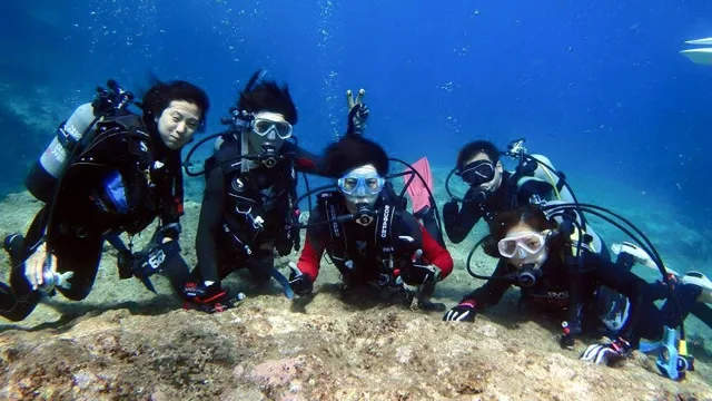 海底で並んで記念撮影するダイバー（2015年）