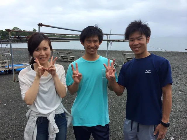 海辺で記念撮影するBIG BLUEの参加者（2015年）