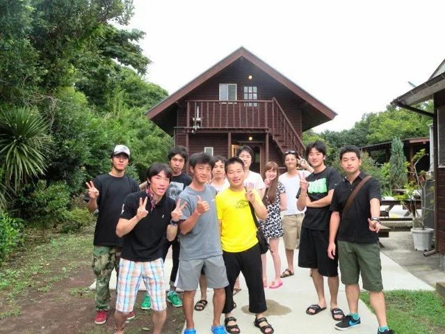 木造の施設の前で並ぶ参加者（2012-2013年）