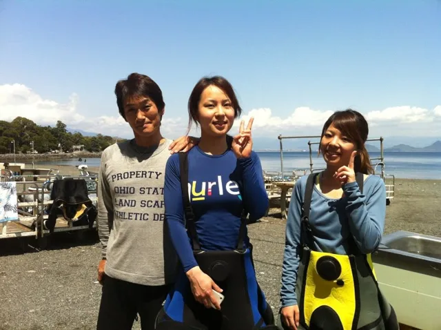 海辺で記念撮影するBIG BLUEの参加者（2012-2013年）