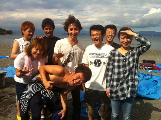 海辺で記念撮影するBIG BLUEの参加者（2012-2013年）