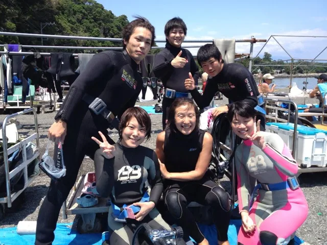 海辺で記念撮影するBIG BLUEの参加者（2012-2013年）