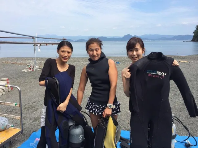 海辺で記念撮影するBIG BLUEの参加者（2015年）