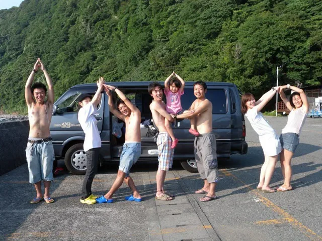 屋外でポーズを取る参加者（2012-2013年）