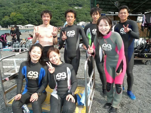 海辺で記念撮影するBIG BLUEの参加者（2012-2013年）