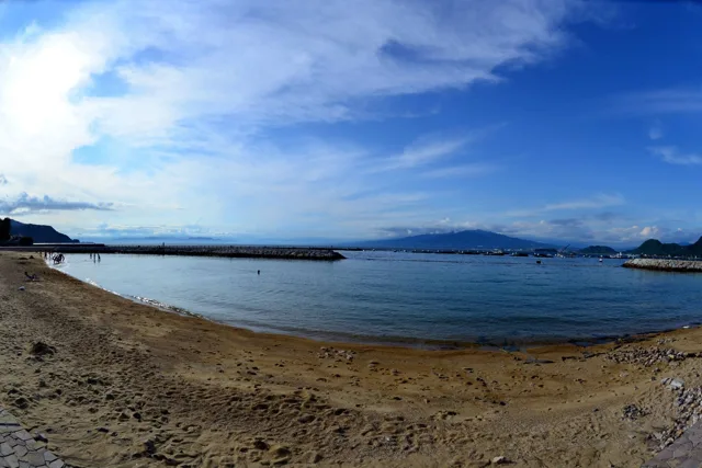 青空と穏やかな海が広がる砂浜（2014年）