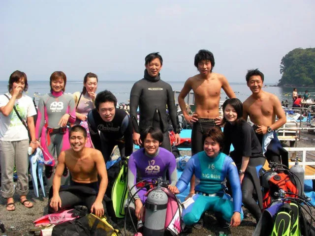 海辺で記念撮影するBIG BLUEの参加者（2012-2013年）