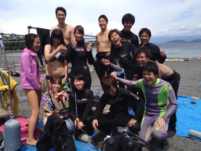海辺で記念撮影するBIG BLUEの参加者（2012-2013年）