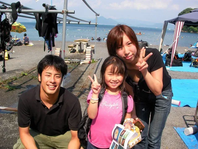 海辺で記念撮影するBIG BLUEの参加者（2012-2013年）