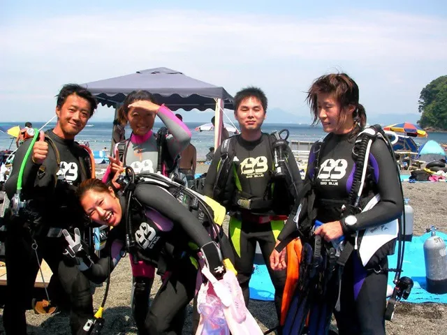 海辺で記念撮影するBIG BLUEの参加者（2012-2013年）