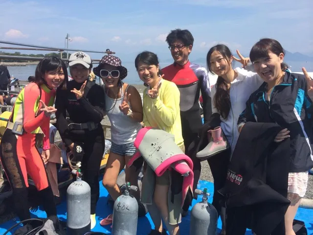 海辺で記念撮影するBIG BLUEの参加者（2014年）
