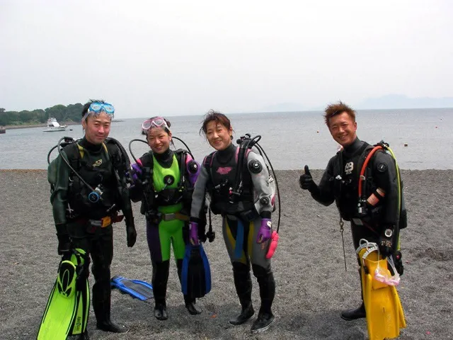 海辺で記念撮影するBIG BLUEの参加者（2012-2013年）