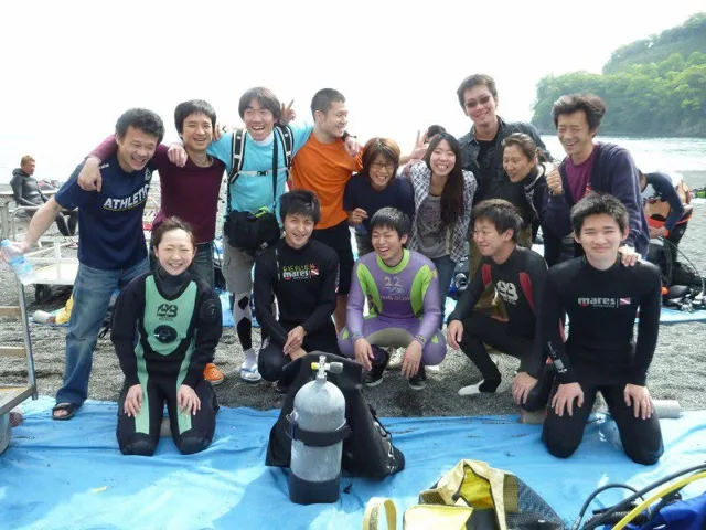 海辺で記念撮影するBIG BLUEの参加者（2012-2013年）