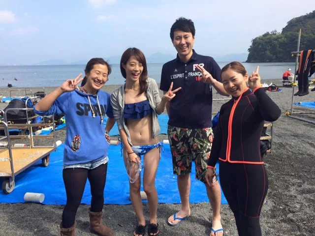 海辺で記念撮影するBIG BLUEの参加者（2015年）