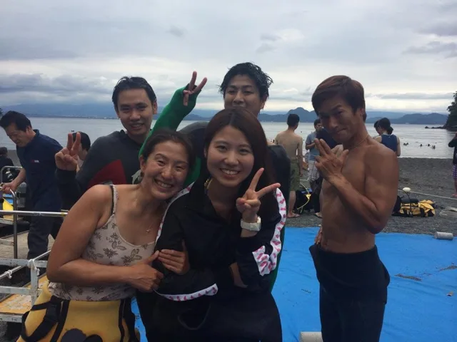 海辺で記念撮影するBIG BLUEの参加者（2015年）