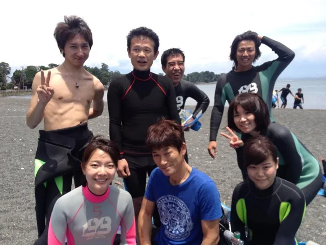 海辺で記念撮影するBIG BLUEの参加者（2012-2013年）