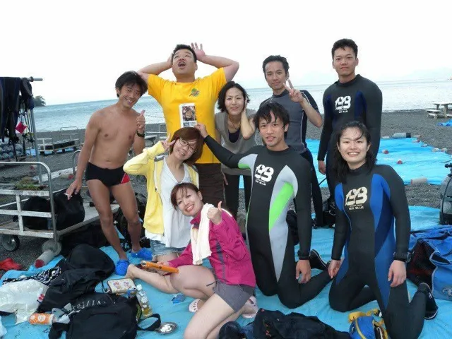 海辺で記念撮影するBIG BLUEの参加者（2012-2013年）
