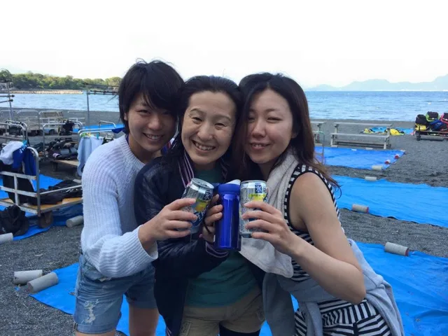 海辺で飲み物を持つ参加者（2015年）