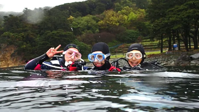 水面で顔を上げるダイバー（2015年）