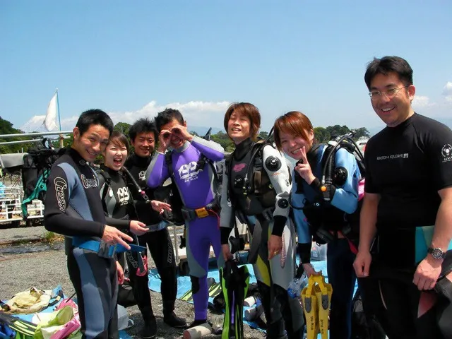 海辺で記念撮影するBIG BLUEの参加者（2012-2013年）