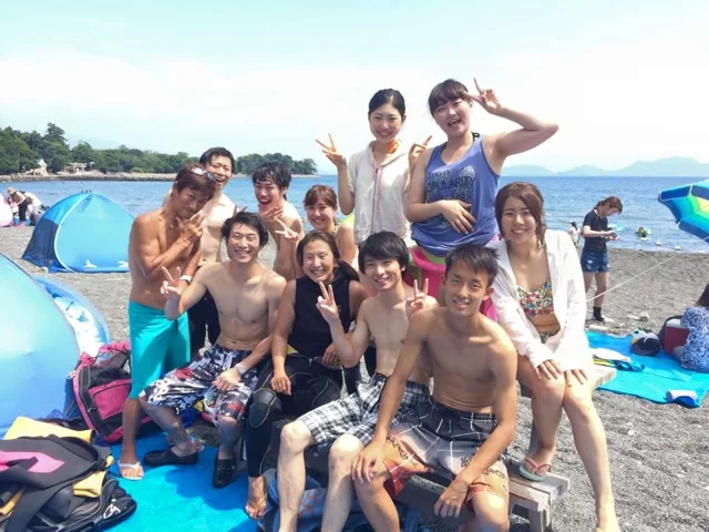 海辺で記念撮影するBIG BLUEの参加者（2015年）