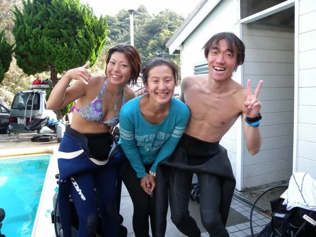プールの前で並ぶ参加者（2012-2013年）