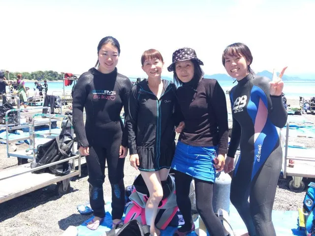 海辺で記念撮影するBIG BLUEの参加者（2014年）