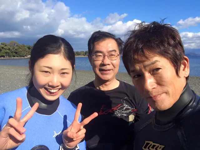 海辺で記念撮影するBIG BLUEの参加者（2015年）