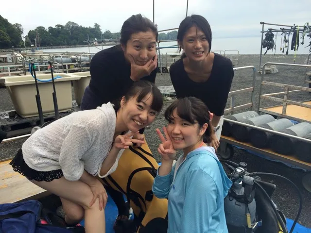 海辺で記念撮影するBIG BLUEの参加者（2015年）