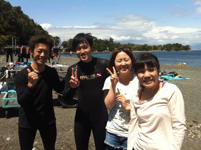 海辺で記念撮影するBIG BLUEの参加者（2012-2013年）