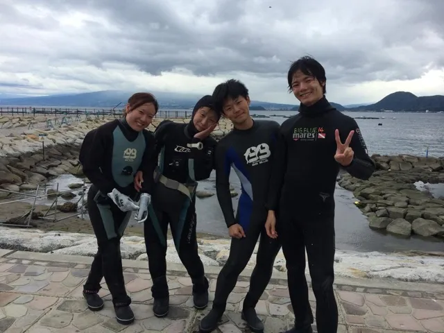 海辺で記念撮影するBIG BLUEの参加者（2015年）
