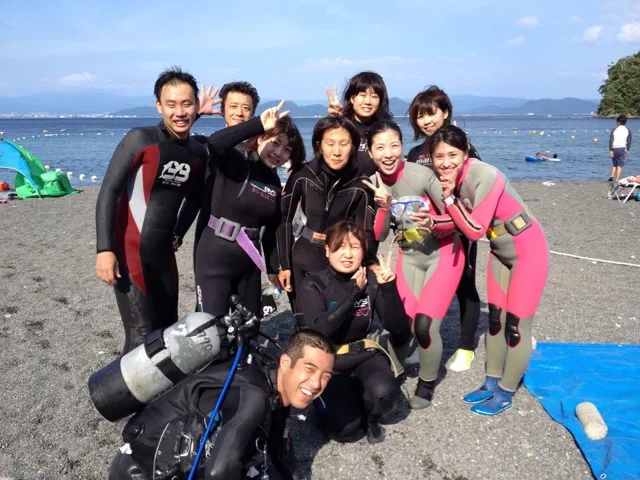 海辺で記念撮影するBIG BLUEの参加者（2012-2013年）