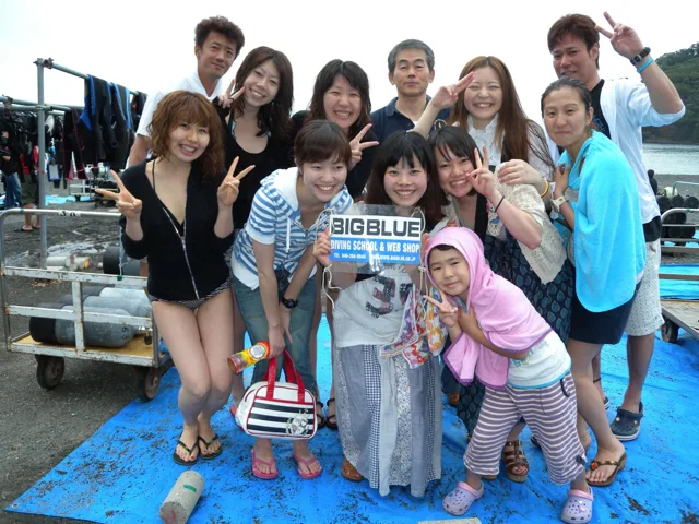海辺で記念撮影するBIG BLUEの参加者（2012-2013年）