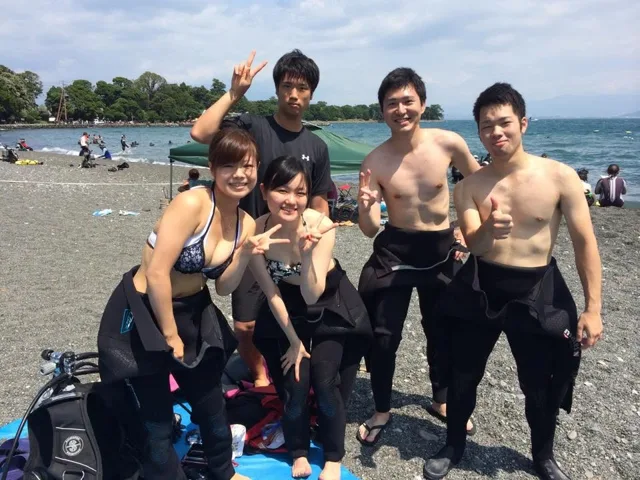 海辺で記念撮影するBIG BLUEの参加者（2015年）