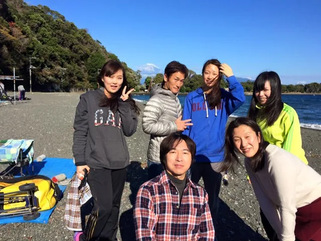 海辺で記念撮影するBIG BLUEの参加者（2015年）