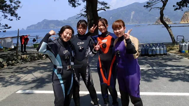 海辺で記念撮影するBIG BLUEの参加者（2015年）