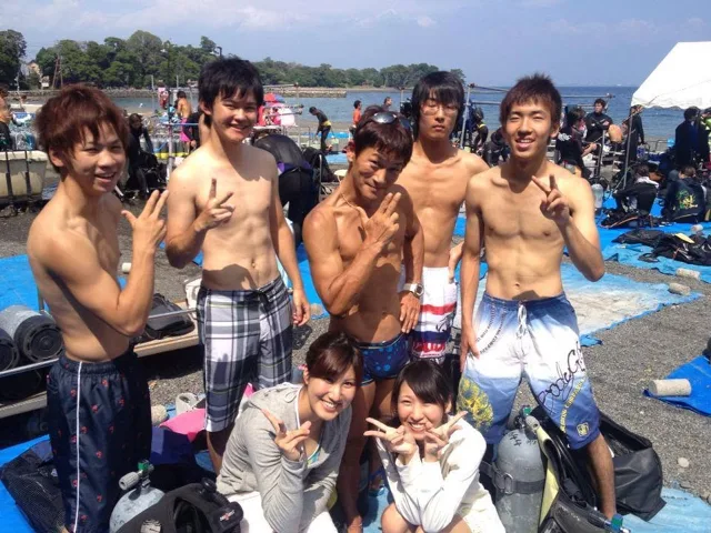 海辺で記念撮影するBIG BLUEの参加者（2012-2013年）