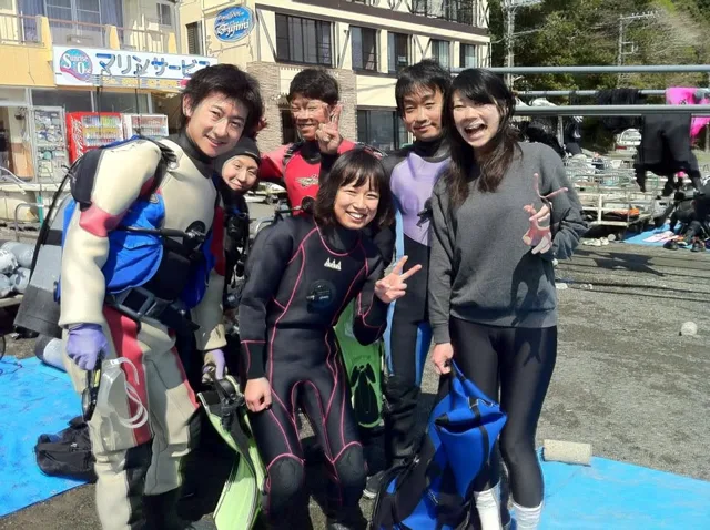 海辺で記念撮影するBIG BLUEの参加者（2012-2013年）