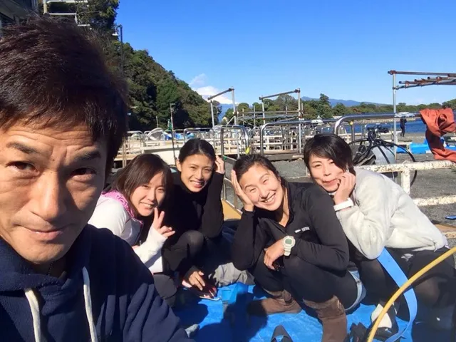 海辺で記念撮影するBIG BLUEの参加者（2015年）