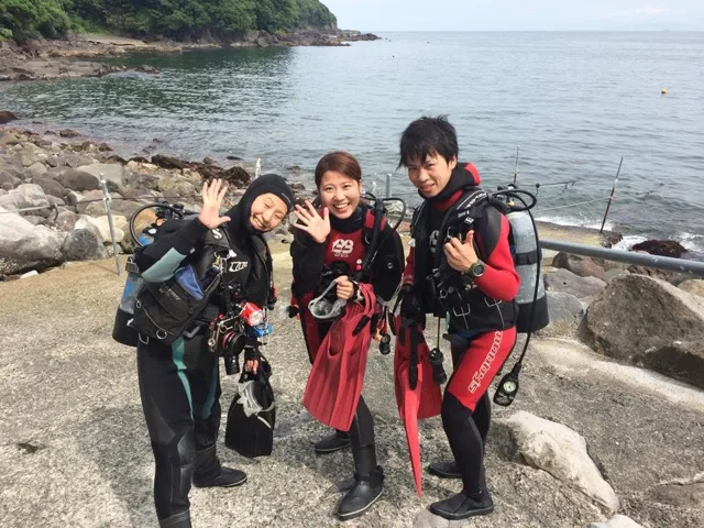 海辺で記念撮影するBIG BLUEの参加者（2015年）