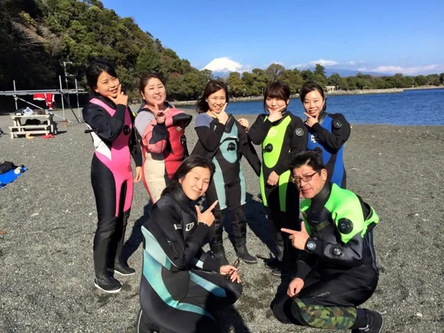 海辺で記念撮影するBIG BLUEの参加者（2014年）