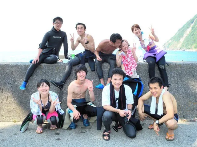 海辺で記念撮影するBIG BLUEの参加者（2012-2013年）