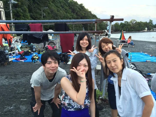 海辺で記念撮影するBIG BLUEの参加者（2014年）