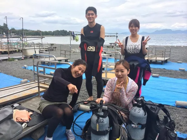海辺で記念撮影するBIG BLUEの参加者（2015年）