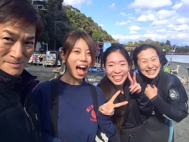 海辺で記念撮影するBIG BLUEの参加者（2015年）