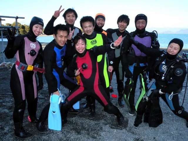 海辺で記念撮影するBIG BLUEの参加者（2012-2013年）