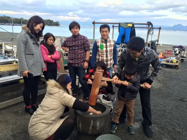 海辺で器材を準備する参加者（2015年）