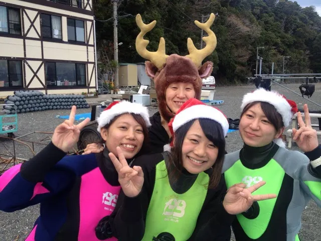 海辺で季節の飾りを身に着けた参加者（2012-2013年）