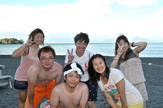 海辺で記念撮影するBIG BLUEの参加者（2012-2013年）