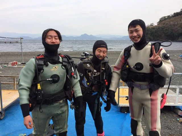 海辺で記念撮影するBIG BLUEの参加者（2014年）